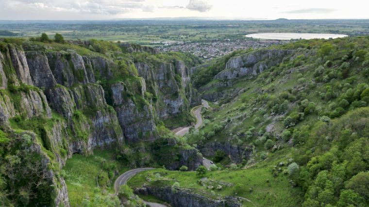 De weg die door Cheddar Gorge in Somerset slingert