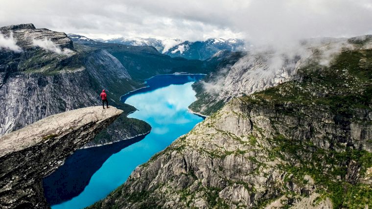 Je moet er een stukje voor klimmen, maar dan word je beloond met een fantastisch uitzicht: Trolltunga.