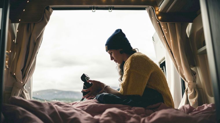 Fotocamera bij de hand, want je ontwaakt op de mooiste plekjes als je een camper huurt in Noorwegen.