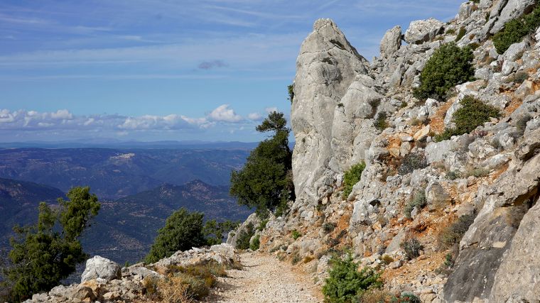 Laat je huurauto af en toe staan en maak wandelingen door het ruige, stille landschap van Sardinië