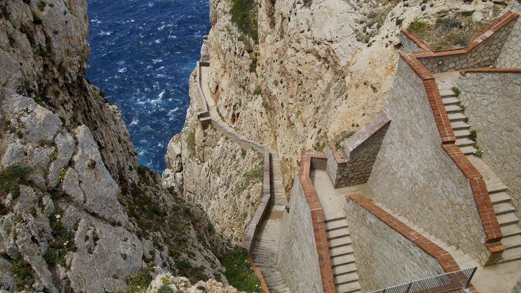 Bij Alghero daalt de Escala de Cabirol af naar de grotten van Neptunus