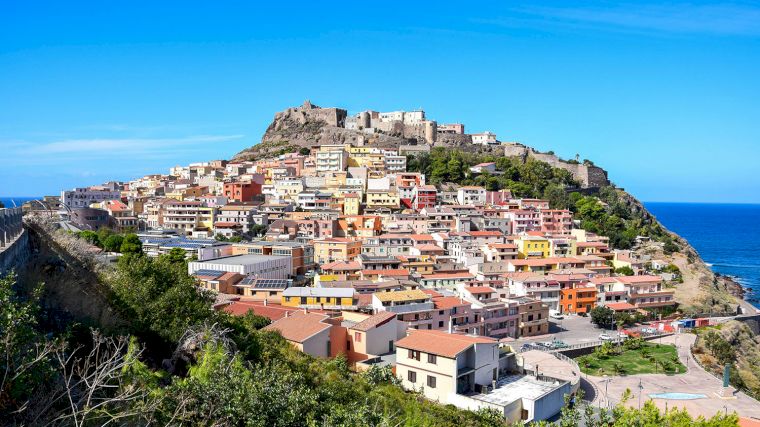 Het kasteel van Castelsardo torent hoog boven het stadje uit