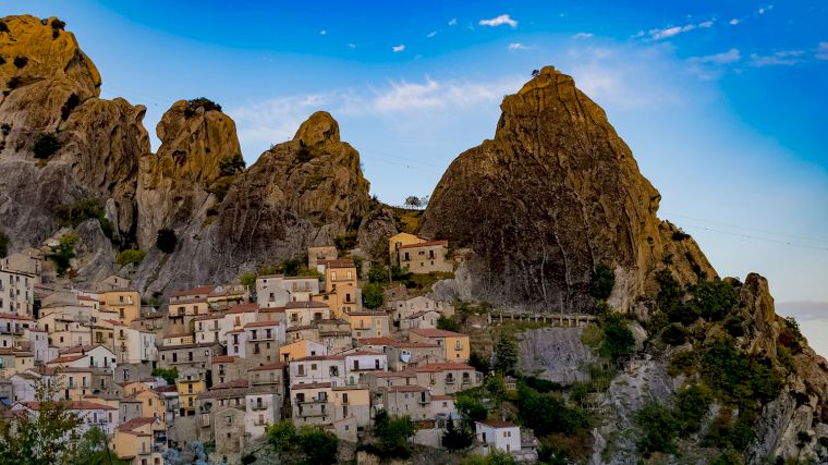 Castelmezzano ligt hoog tegen de grillige en puntige rotsen van de Dolomiti Lucane