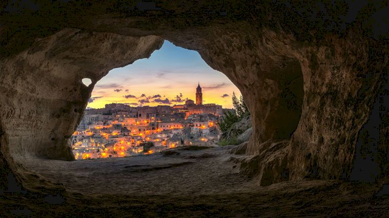 De grottenstad Matera bij zonsondergang