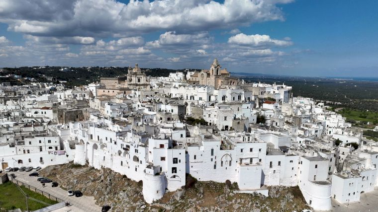 Ostuni is een spierwit stadje op een heuvel en is dus van verre te zien.