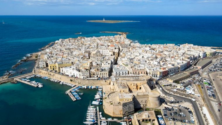 Vanuit de lucht is goed te zien dat de oude vestingstad Gallipoli omgeven wordt door water