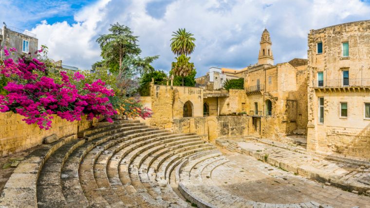 Het amfitheater in Lecce met op de achtergrond de toren van de Duomo.