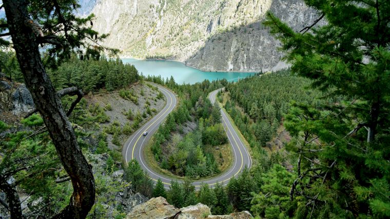 Aan prachtige vergezichten geen gebrek langs de Sea-to-Sky Highway. Hier zie je hoe de weg een U-bocht maakt en uitzicht biedt op Seton Lake bij Lillooet.