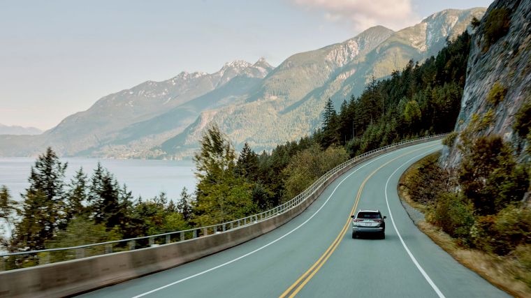 Bij Vancouver loopt de Sea-to-Sky Highway pal langs de Howe Sound, met aan de andere kant van de weg de Coastal Mountains.