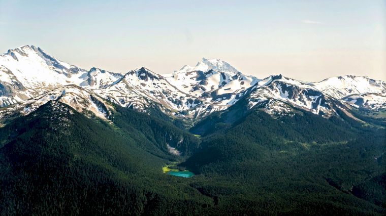 Het uitzicht vanaf Blackcomb Peak: dicht beboste bergen en turquoise meertjes.