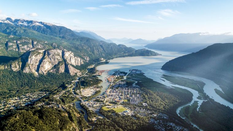 Squamish met links de Stawamus Chief Mountain.