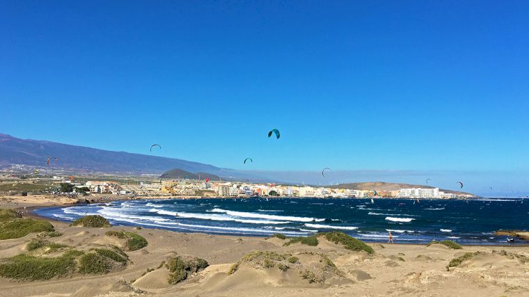 Bij El Médano aan de zuidkust van Tenerife kun je heerlijk kite‑ of windsurfen.