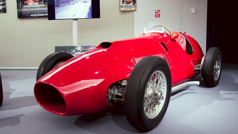 In Monaco kun je de autocollectie van prins Reinier III bewonderen, waaronder deze Ferrari raceauto uit de jaren 60.