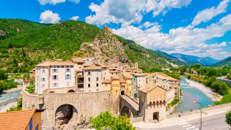 Het versterkte stadje Entrevaux aan de Var met hoog erboven de citadel.