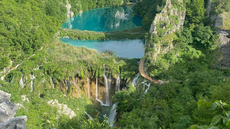 Watervallen tussen de meren in Plitvice Nationaal Park, Kroatië.