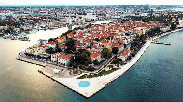 De trappen aan de boulevard van Zadar vormen het Zeeorgel, de zonnepanelen ernaast zijn de Zonnegroet.