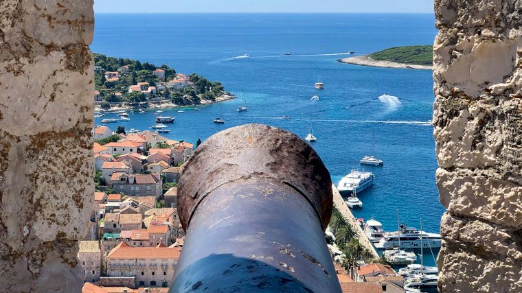 Uitzicht vanaf het fort boven Hvar-stad, Kroatië.