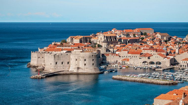 Voor dit uitzicht op Dubrovnik moet je met je huurauto over de D8 naar het zuiden rijden.