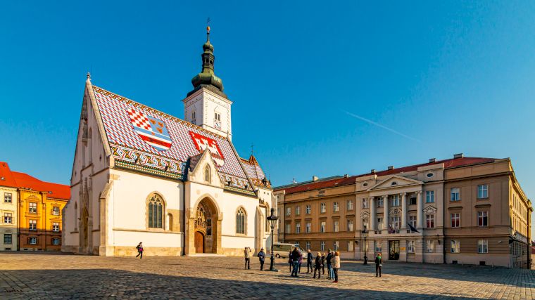 Het kleurrijke dak van de Sint-Marcuskerk in Zagreb, Kroatië.