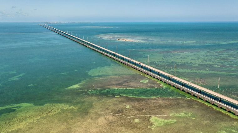 De Seven Mile Bridge met daarnaast de oude spoorbrug in de Florida Keys