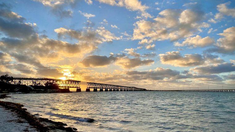 Blik vanaf Bahia Honda Key op de zonsondergang achter de oude spoorbrug