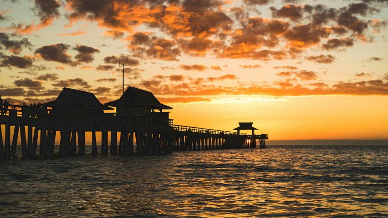 De iconische pier van Naples, Florida, bij zonsondergang