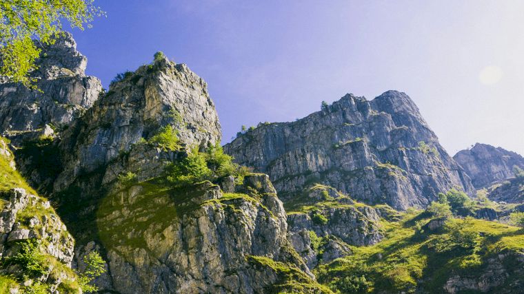 Ruige rotsen van de Monte Resegone bij Lecco aan het Comomeer.