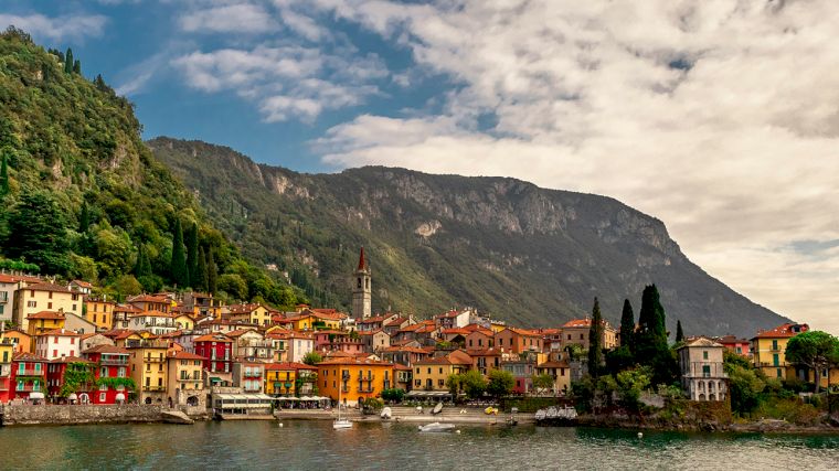 De kleurrijke huizen van Varenna aan het Comomeer in Italië.