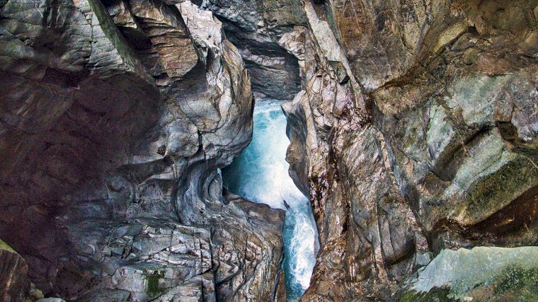 Het kolkende water in de kloof Orrido di Bellano bij het Comomeer.