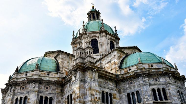 De imposante koepels van de Duomo in Como.