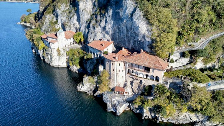 Pal boven het Lago Maggiore ligt het klooster van Santa Caterina del Sasso