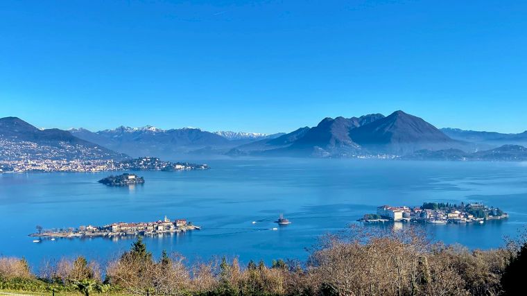 De Isola Borromee in het Lago Maggiore. Links Isola Superiore, rechts Isola Bella en op de achtergrond Isola Madre