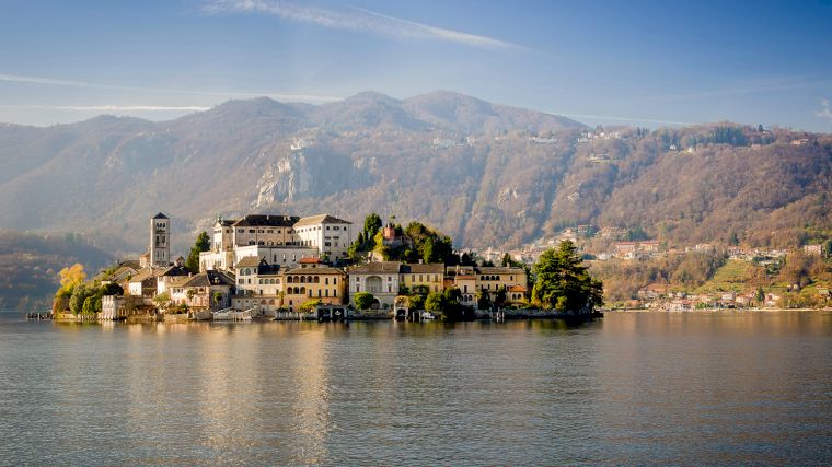 Het eilandje San Giulio in het Ortameer, Italië