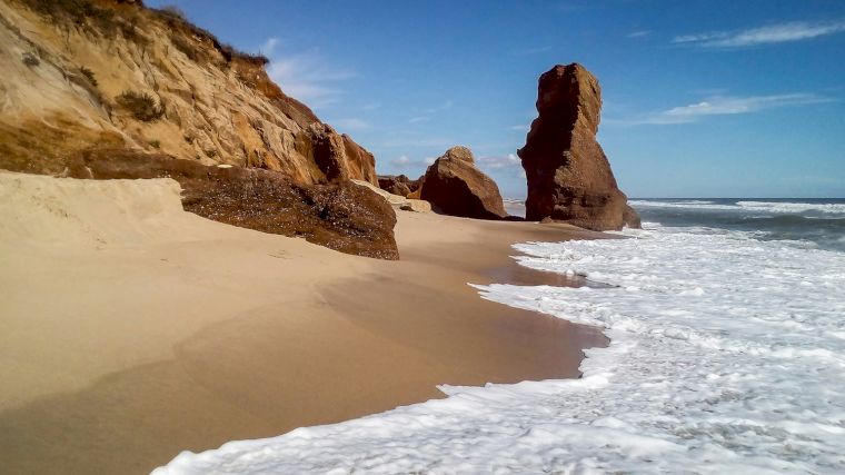 Naast prachtige zandstranden, vind je aan de kust van Martha’s Vineyard ook grillige rotsen.