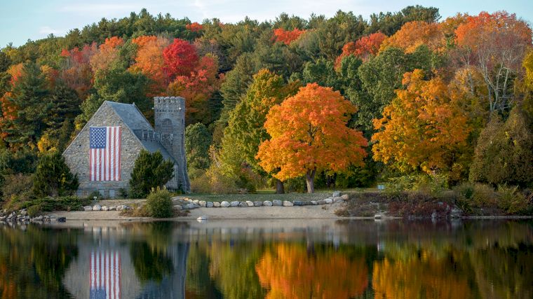 Al op weg naar de Berkshires kun je genieten van herfstkleuren, zoals hier bij het oude kerkje van West Boylston.