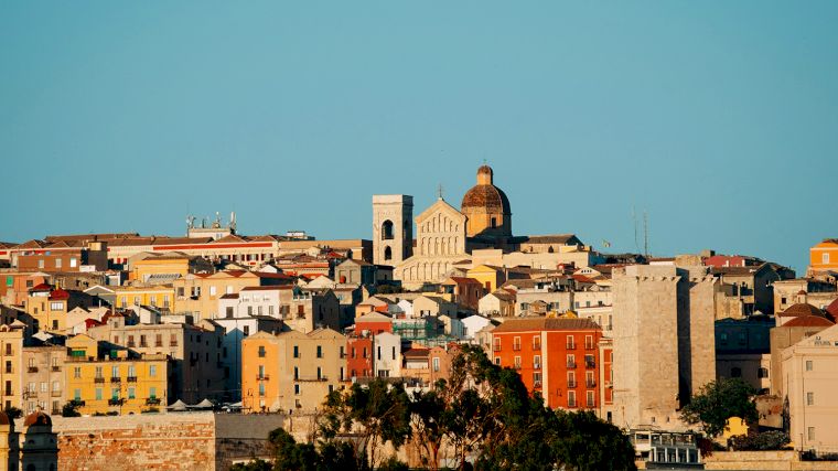 De koepel van de kathedraal domineert de skyline van Cagliari, Sardinië.