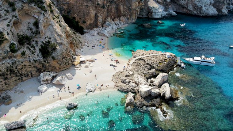 Het strand in de baai Cala Mariolu aan de Costa di Baunei.