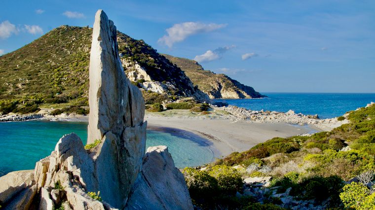 Het strand Punta Molentis bij Villasimius in het zuidoosten van Sardinië.