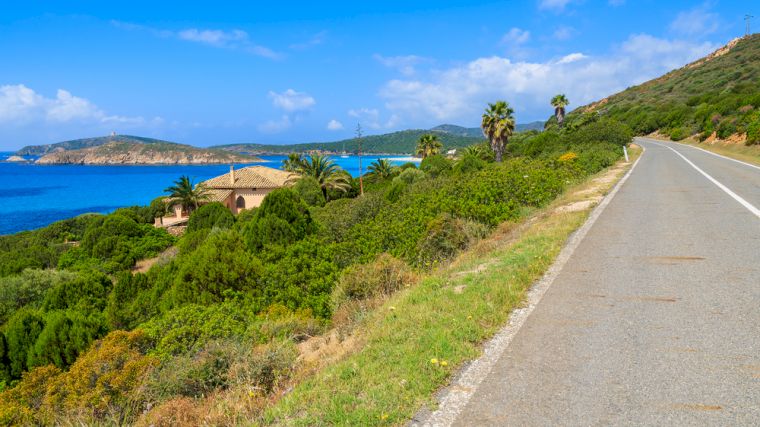 De wegen langs de kust van Sardinië bieden prachtige vergezichten.