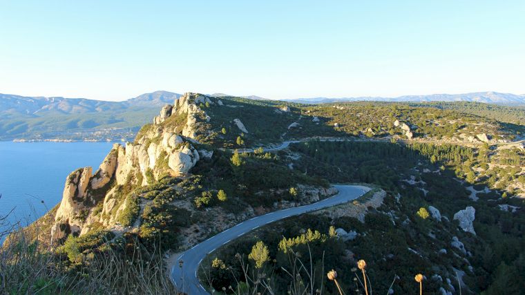 Vlak bij Marseille kun je met je huurauto de prachtige Route des Crêtes rijden.