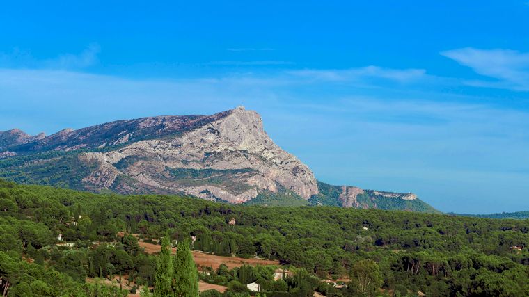 Mont Sainte-Victoire ten oosten van Aix-en-Provence.