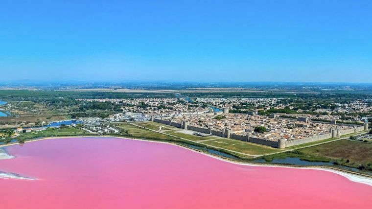 Het vestingstadje Aigues-Mortes aan het zoutmeer dat onder de juiste omstandigheden roze kleurt.