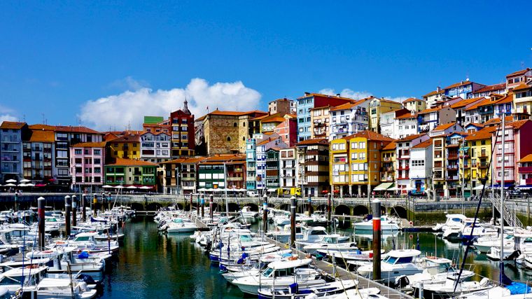 De vrolijk gekleurde huizen langs de haven van Bermeo aan de Golf van Biskaje.