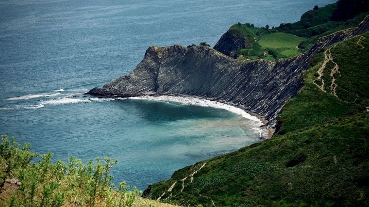 Flysch-kust bij Itxaspe aan de Golf van Biskaje.