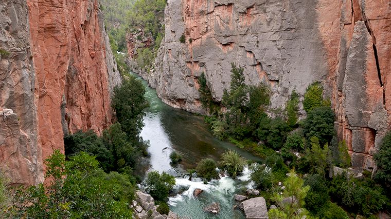 De diepe kloof van het riviertje de Mijares bij Montanejos.