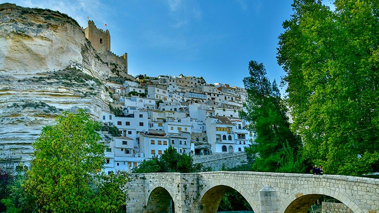 Alcalá del Júcar ligt hoog boven een scherpe bocht in de rivier.