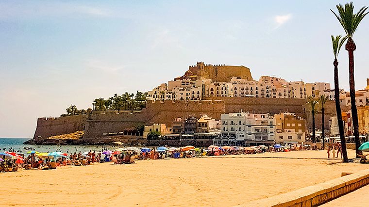 In Peñiscola kun je een historisch stadje combineren met een prachtig strand.