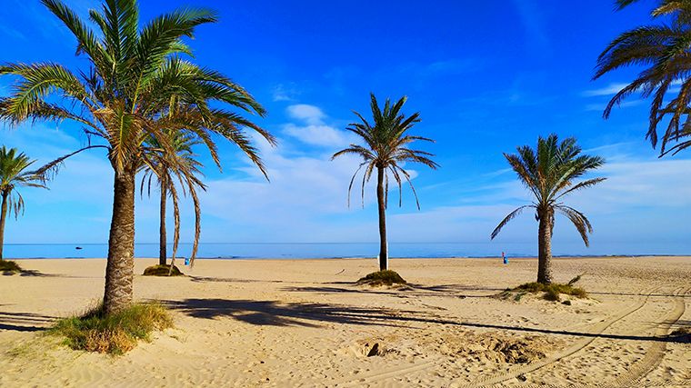 Aan de Costa de Valencia vind je prachtige brede zandstranden.