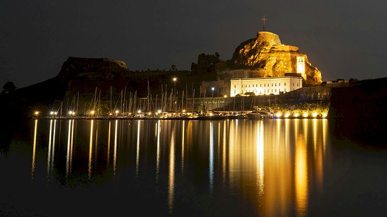 ’s Nachts is het Venetiaanse fort van Corfu-Stad fraai verlicht.