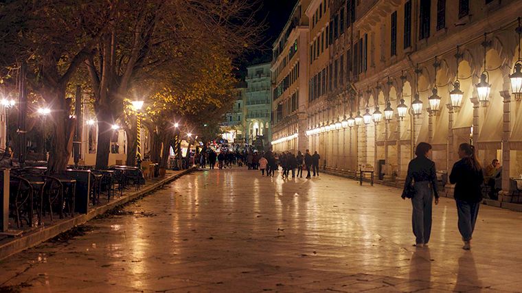 De beroemde zuilengalerij Liston aan het grote Spianadaplein in Corfu-Stad.